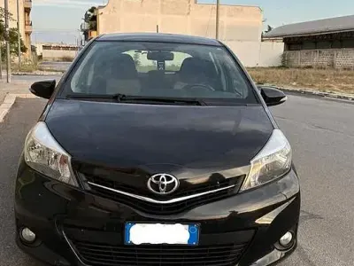 Usata Toyota Yaris Lounge 90 CV (66 kW) 2011 Nero Utilitaria
