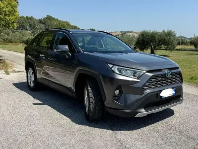 Usata Toyota RAV4 Hybrid Style 178 CV (130 kW) 2020 Argento SUV
