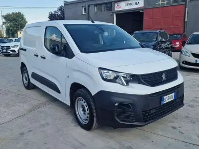 Usata Peugeot Partner Outdoor 99 CV (72 kW) 2022 Bianco Monovolume