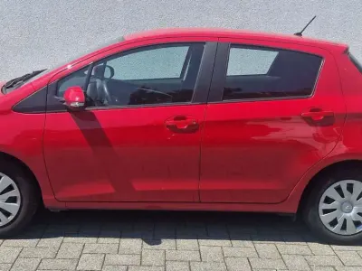 Usata Toyota Yaris Cool 69 CV (50 kW) 2017 Rosso Berlina
