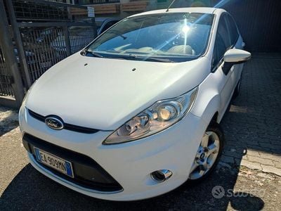 Usata Ford Fiesta 68 CV (50 kW) 2010 Bianco Utilitaria