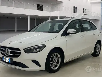 Usata Mercedes B180 116 CV (85 kW) 2019 Bianco metallizzato Utilitaria