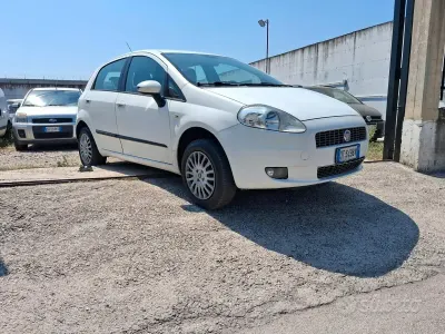 Usata Fiat Grande Punto Dynamic 69 CV (50 kW) 2009 Bianco Utilitaria