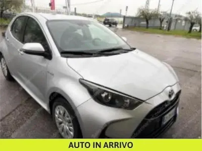 Usata Toyota Yaris Hybrid Active 115 CV (84 kW) 2020 Grigio Berlina