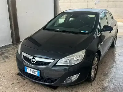 Usata Opel Astra 125 CV (91 kW) 2010 Grigio Berlina