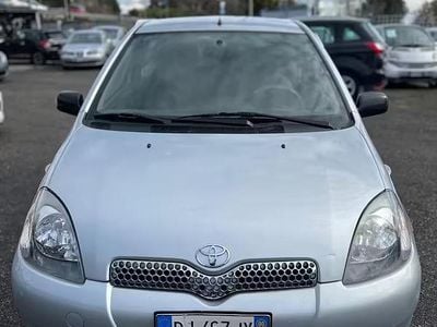 Usata Toyota Yaris Luna 86 CV (63 kW) 2000 Grigio Berlina