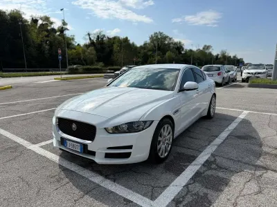 Usata Jaguar XE Prestige 180 CV (132 kW) 2017 Bianco Berlina