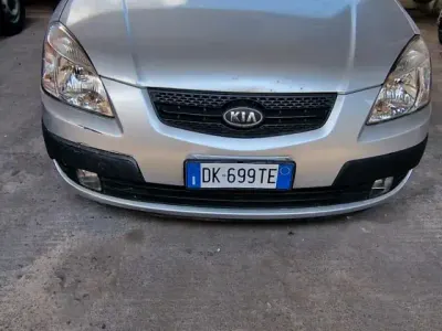 Usata Kia Rio LX 110 CV (80 kW) 2007 Argento Berlina