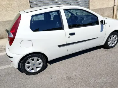 Usata Fiat Punto 69 CV (50 kW) 2007 Bianco Utilitaria