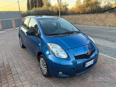 Blu Usata 2011 Toyota Yaris Berlina | 4990 € (Buon prezzo)