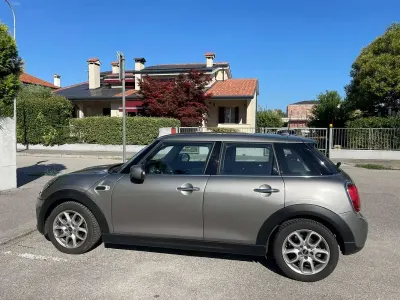 Usata Mini ONE 102 CV (75 kW) 2019 Argento Utilitaria