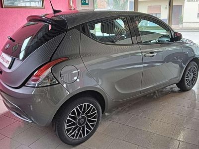 Usata Lancia Ypsilon Gold 69 CV (50 kW) 2024 Grigio moda metallizzato Utilitaria