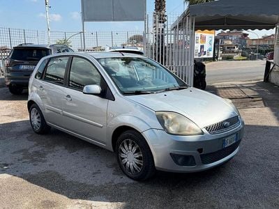Usata Ford Fiesta Ghia 70 CV (51 kW) 2007 Argento Utilitaria