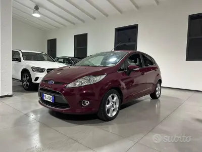 Usata Ford Fiesta Titanium 68 CV (50 kW) 2011 Rosso Berlina