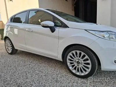 Usata Ford Fiesta 95 CV (69 kW) 2011 Bianco Berlina