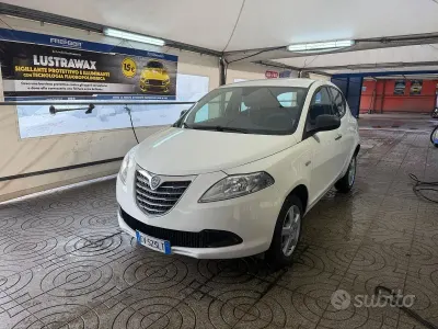 Käytetty Lancia Ypsilon Gold 80 HP (58 kW) 2014 Valkoinen Viistoperä
