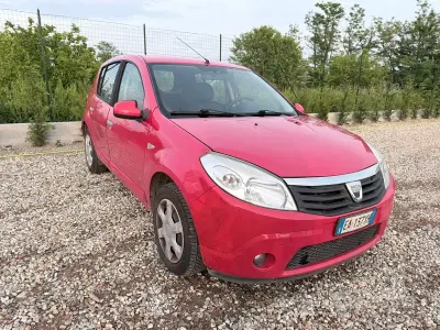 Gebraucht Dacia Sandero 68 PS (50 kW) 2010 Rot Limousine