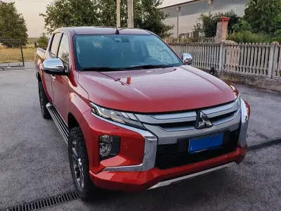 Usata Mitsubishi L200 150 CV (110 kW) 2021 Arancione Pick-up