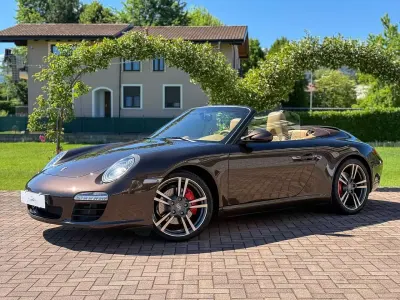 Usata Porsche 911 Carrera S Cabriolet 385 CV (283 kW) 2011 Macadamia metallic Cabrio