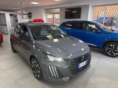 Usata Peugeot 208 Allure 101 CV (74 kW) 2025 Grigio Utilitaria