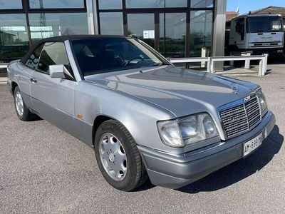 Usata Mercedes E200 136 CV (100 kW) 1994 Argento Cabrio