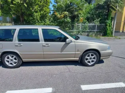 Usata Volvo V70 126 CV (92 kW) 1999 Giallo Station wagon