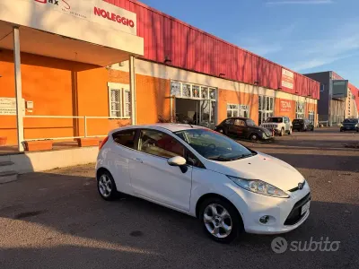 Usata Ford Fiesta 82 CV (60 kW) 2012 Bianco Berlina