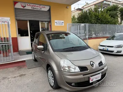 Käytetty Renault Modus Dynamique 85 HP (62 kW) 2009 Harmaa Tila-auto