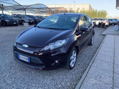 Usata Ford Fiesta Titanium 68 CV (50 kW) 2010 Viola Utilitaria