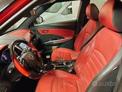 Usata Ssangyong (KGM) Tivoli 128 CV (94 kW) 2015 Rosso SUV