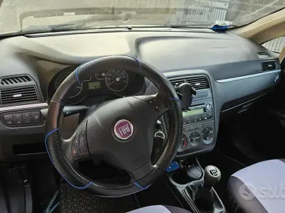 Usata Fiat Grande Punto Active 75 CV (55 kW) 2010 Bluazzurro Utilitaria