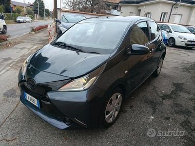 Grigio Usata 2015 Toyota Aygo X-wave Utilitaria | 7900 € (Buon prezzo)