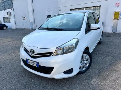 Usata Toyota Yaris Lounge 69 CV (50 kW) 2012 Bianco Utilitaria