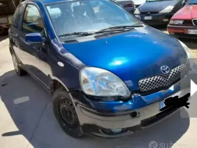 Begagnad Toyota Yaris 65 HK (47 kW) 2004 Blå Halvkombi