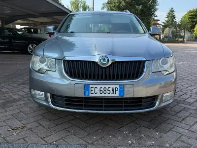 Usata Skoda Superb 140 CV (102 kW) 2010 Grigio Station wagon