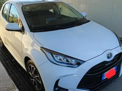Usata Toyota Yaris Hybrid Trend 92 CV (67 kW) 2022 Bianco Berlina