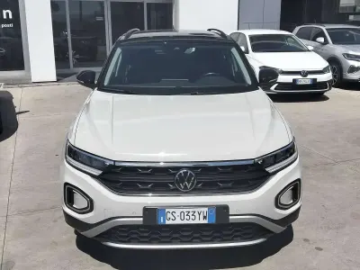 Usata VW T-Roc Life 110 CV (80 kW) 2024 Ascot grey / tetto nero SUV