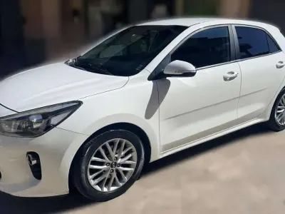 Usata Kia Rio 90 CV (66 kW) 2017 Bianco Berlina