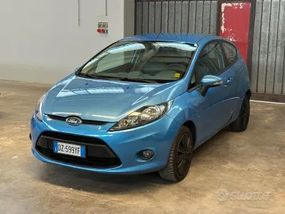 Usata Ford Fiesta Titanium 82 CV (60 kW) 2010 Bluazzurro Berlina