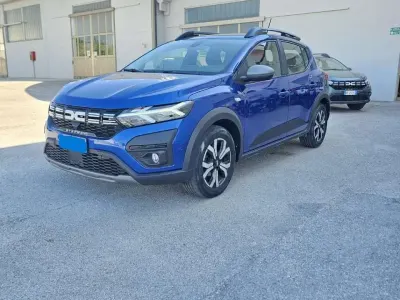 Usata Dacia Sandero Expression 101 CV (74 kW) 2023 Blu iron Berlina