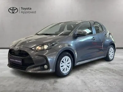 Usata Toyota Yaris Hybrid Active 92 CV (67 kW) 2022 Grigio Berlina