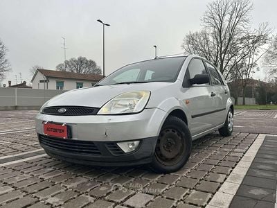 Usata Ford Fiesta Ambiente 75 CV (55 kW) 2005 Gray Utilitaria