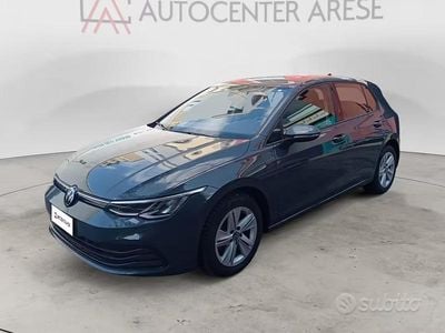 Begagnad VW Golf VIII Life 116 HK (85 kW) 2022 Grå Sedan