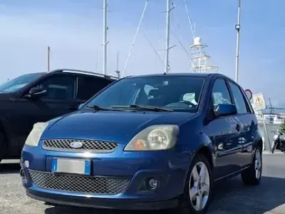 Usata Ford Fiesta 68 CV (50 kW) 2006 Bluazzurro Utilitaria