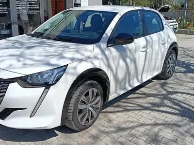 Usata Peugeot e-208 Active 100 kW (136 CV) 2023 Bianco Utilitaria