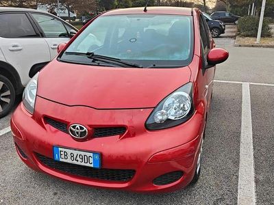 Usata Toyota Aygo 68 CV (50 kW) 2010 Rosso Utilitaria
