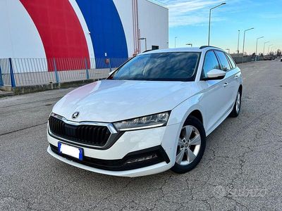 Usata Skoda Octavia Executive 116 CV (85 kW) 2022 Bianco Station wagon