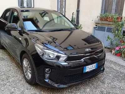 Usado Kia Rio 84 CV (61 kW) 2019 Negro Berlina