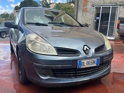 Usado Renault Clio II 75 CV (55 kW) 2007 Gris Berlina