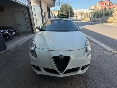 Usata Alfa Romeo Giulietta Distinctive 170 CV (125 kW) 2010 Bianco Utilitaria